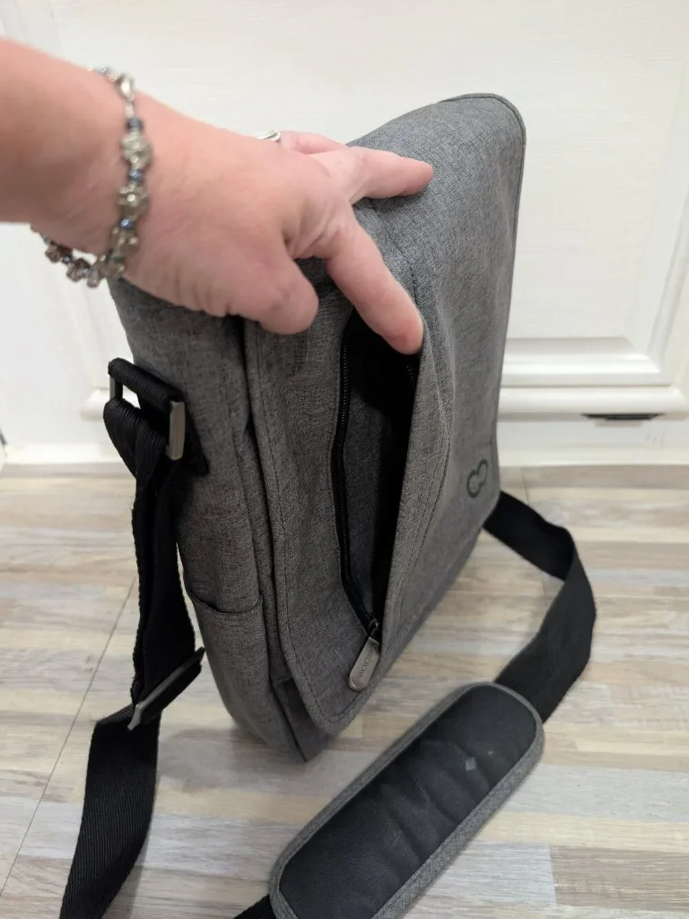 CaseCrown Campus North vertical messenger bag Grey